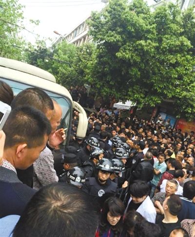 4月19日，蒼南縣靈溪鎮(zhèn)城管打人事件現(xiàn)場。網(wǎng)絡(luò)截圖