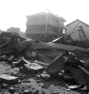 江蘇200多人強(qiáng)拆農(nóng)貿(mào)市場(chǎng) 將菜販打成重傷(圖)