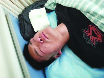 仍昏迷的劉永勝醫(yī)生。（醫(yī)院提供）