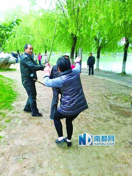 合肥公務(wù)員被誤當傳銷人員 遭城管棍棒圍毆