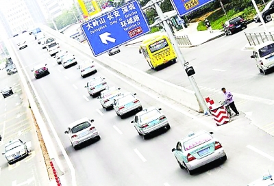 自發(fā)為王先武送行的車隊(duì)?