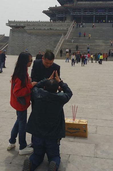 山西一對父女為求升官燒香跪拜鸛雀樓