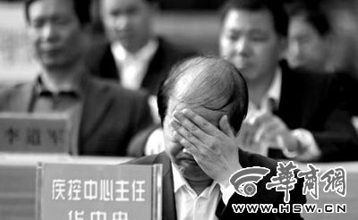 4月23日，商南縣疾控中心主任華中央面對(duì)當(dāng)場被免職，他捂著臉，不停地哭 本報(bào)記者 魏光敬 攝 