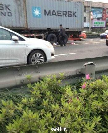 女子將兩孩子扔進(jìn)車流 致8月大幼兒死亡(圖)