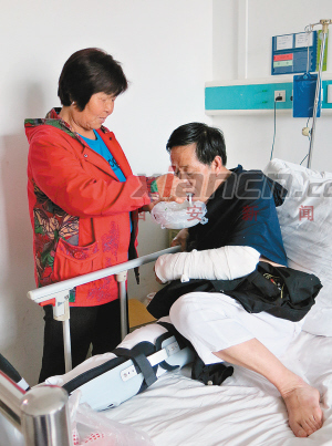 　　63歲保安任民強(qiáng)救人時左臂和右腿骨折，目前仍在紅會醫(yī)院治療