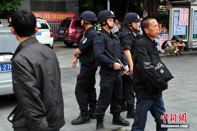 廣州火車站廣場恢復使用 特警武裝進場戒備