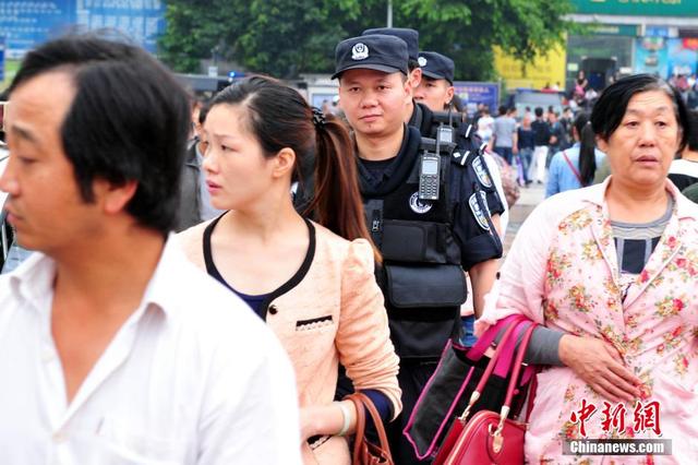 廣州火車站廣場恢復使用 特警武裝進場戒備