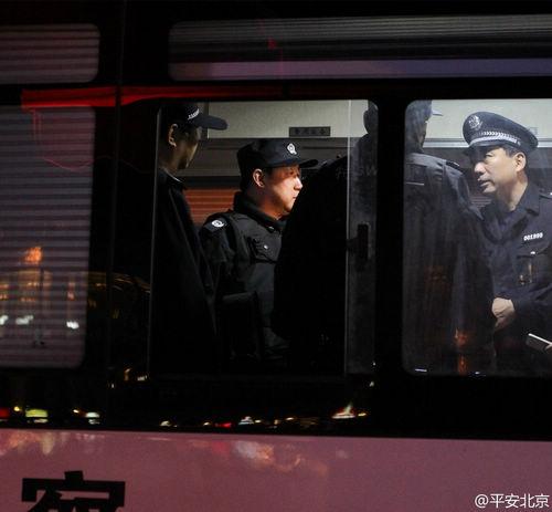 公安部?jī)晌桓辈块L(zhǎng)夜赴京滬火車站嚴(yán)查安保(圖)