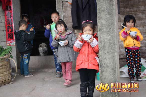 四川渠縣一山村小學(xué)嚴(yán)重缺水 老師挑水挑到哭(圖)