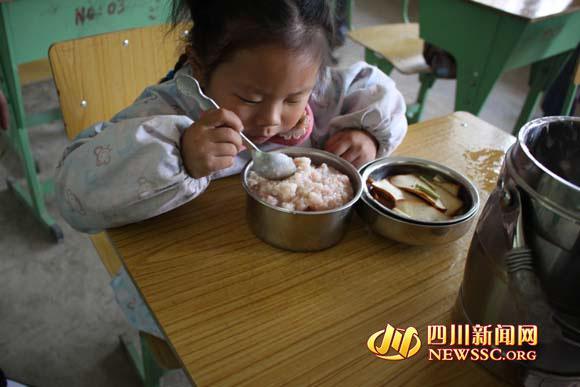 四川渠縣一山村小學(xué)嚴(yán)重缺水 老師挑水挑到哭(圖)