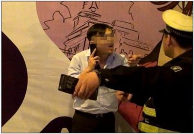 河北男子醉駕冒牌公車被查 稱"我舅是書記" 