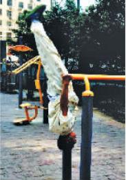 鄭州79歲老人一口氣翻100個(gè)單杠 驚呆年輕人