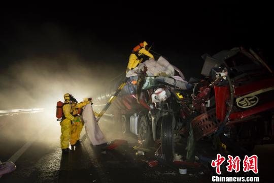 全副武裝的消防在救援金華高速交警攝