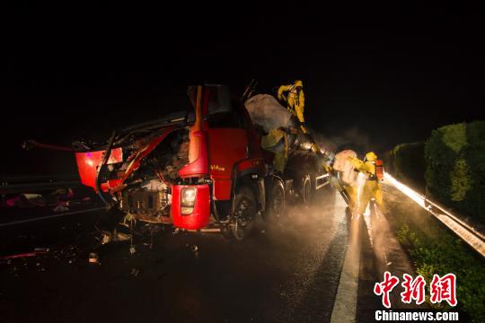 全副武裝的消防官兵在救援金華高速交警攝