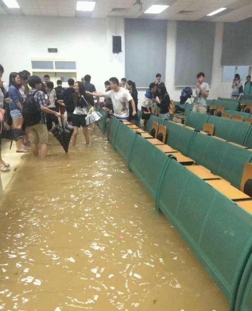 珠海暴雨后大學(xué)生在浸水教室中考試