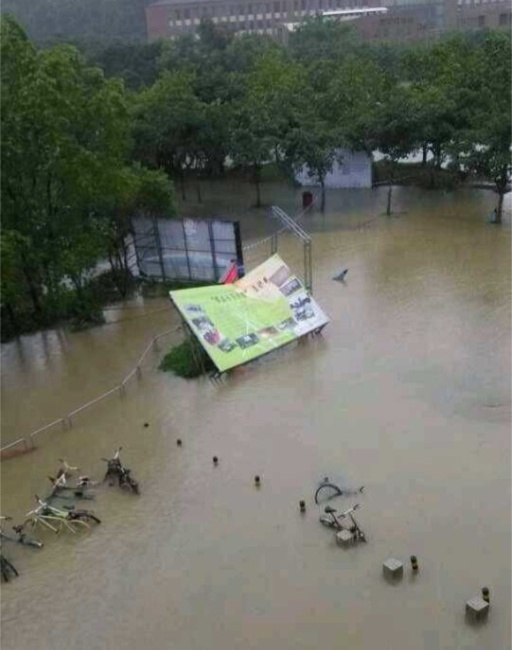 珠海暴雨后大學生在浸水教室中考試