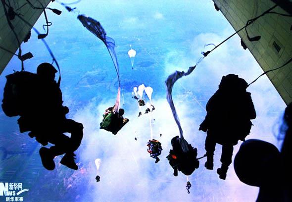 空降兵學(xué)習(xí)美軍海豹 按作戰(zhàn)需要靈活攜帶裝備