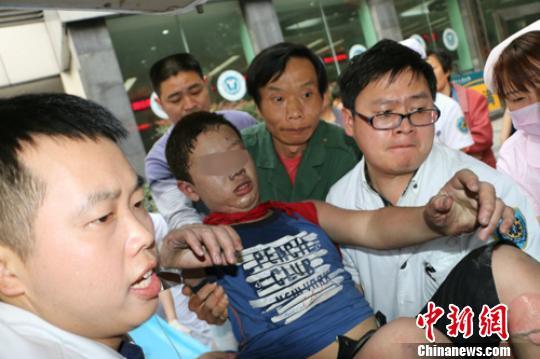 傷者送到醫(yī)院，醫(yī)護(hù)人員全力救治。鐘欣攝