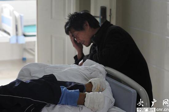 安徽定遠男子沒錢看病用茶杯碎片自斷雙腳(圖)