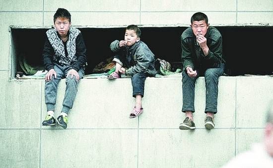 穴居男孩      新民攝