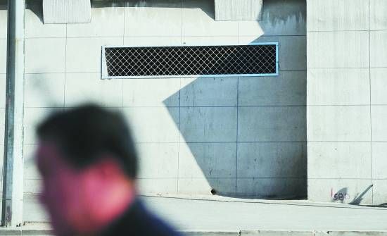 5月8日，市民經(jīng)過(guò)孩子們?cè)?jīng)的住所。      CFP供圖