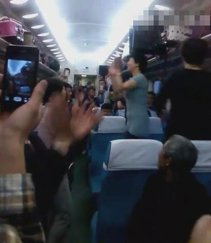 中國大媽火車上大飆廣場舞