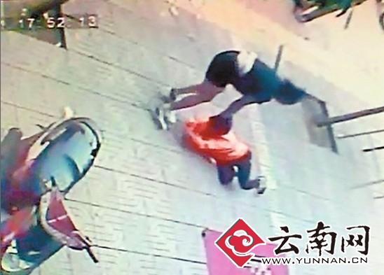  “保潔公司一名60歲的環(huán)衛(wèi)工人，被一黑衣女子當(dāng)街毆打?！?3日晚，媒體報(bào)道了這樣一則消息。昨日，晚報(bào)記者聯(lián)系上提供監(jiān)控視頻的王先生，王先生說(shuō)，他是富寧縣綠化清潔服務(wù)有限公司的行政副總，被打的環(huán)衛(wèi)工人是他們公司的員工潘某，而事情的起因竟是黑衣女子的小孩隨地大小便，之后雙方發(fā)生了口角。