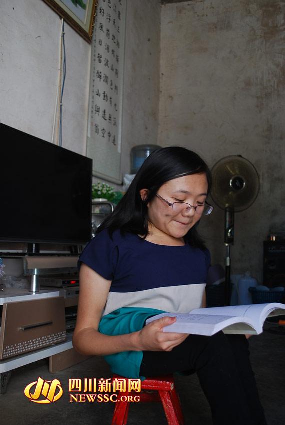 女孩患脆骨病曾骨折30多次 以板凳代步(圖)