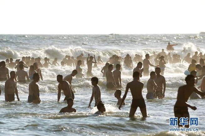 （晚報(bào)）（1）北海銀灘初夏旅游火爆