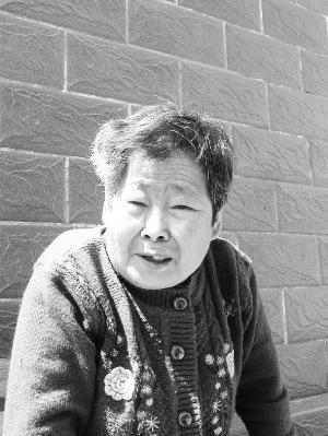 這位平凡的老人竟有如此動人的感情經(jīng)歷。攝影張媛