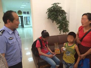 8歲的小林與家人團(tuán)聚。