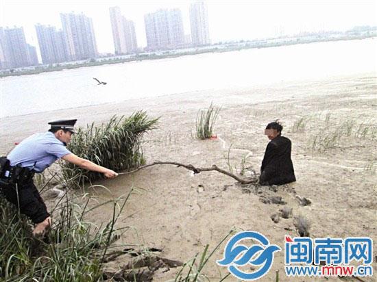 福建泉州一男子陷公園泥潭 稱原打算到河邊洗澡