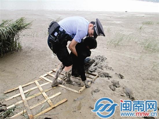 福建泉州一男子陷公園泥潭 稱原打算到河邊洗澡