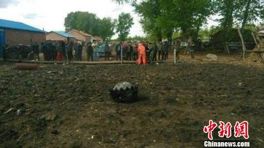 工作人員勘查現(xiàn)場(chǎng) 網(wǎng)友提供