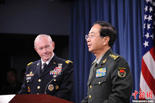 　　正在美國(guó)進(jìn)行正式友好訪問的中國(guó)人民解放軍總參謀長(zhǎng)房峰輝15日就東海和南海局勢(shì)表示，希望美方客觀認(rèn)識(shí)和看待東海和南海發(fā)生的一些問題，防止讓這些問題干擾和影響到中美兩國(guó)和兩軍關(guān)系發(fā)展大局。（中新社發(fā)張蔚然攝） 