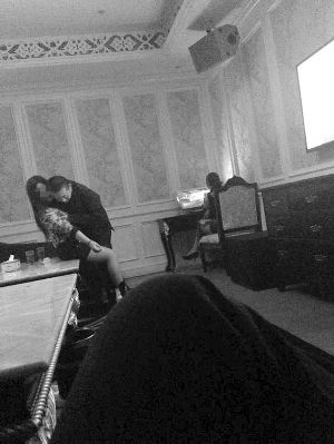 昨天，鹽城建湖縣一網友發(fā)帖稱，該縣住建局一名干部在歌廳摟抱小姐。帖子還附有幾張兩人摟抱在一起的照片。