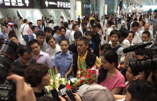 女子被拐25年 深圳機場重逢親生母親