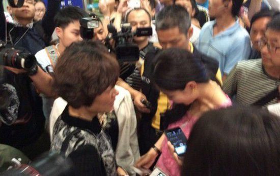 女子被拐25年 深圳機場重逢親生母親