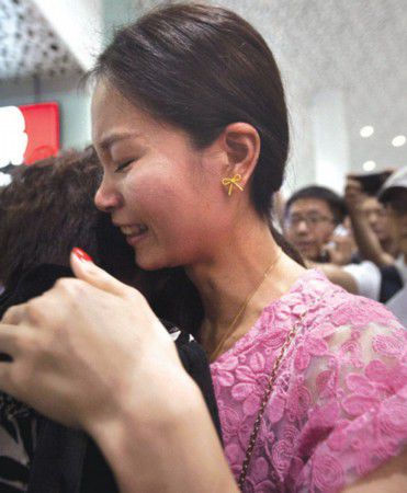 女子被拐25年 深圳機場重逢親生母親