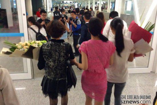 女子被拐25年 深圳機場重逢親生母親