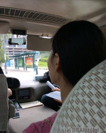 女子被拐25年 深圳機場重逢親生母親