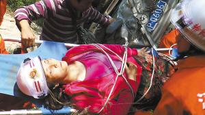 女子駕車(chē)墜崖 半瓶水堅(jiān)持五天終獲救（圖）