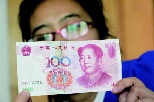 　　李女士展示百元假鈔?！”緢笥浾叨藕槔讛z