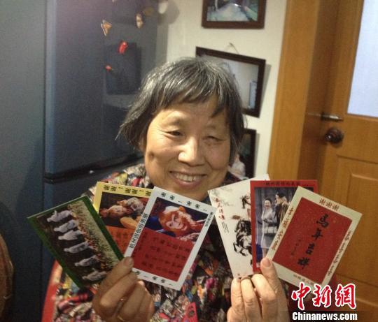 杭州八旬老人自制致謝卡送公交車讓座人（圖）