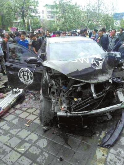 內(nèi)蒙古赤峰特警車夾擊醉駕車遭撞擊 失控撞行人