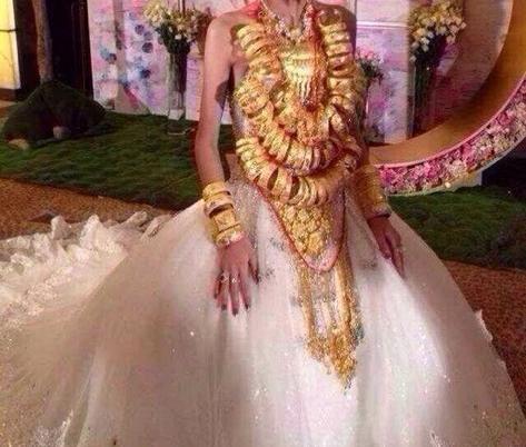 廣東中山又現(xiàn)豪華婚禮 新娘身上掛70個(gè)金手鐲