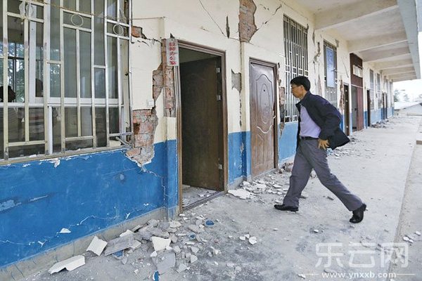 地震造成盈江縣多所學(xué)校受災(zāi)?？▓?chǎng)鎮(zhèn)五排小學(xué)的教學(xué)樓受損嚴(yán)重，已成危房。新華社供圖