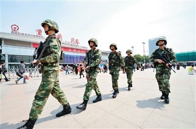 5月7日，武警重慶總隊(duì)七支隊(duì)的官兵在重慶龍頭寺火車站廣場(chǎng)巡邏。新華社發(fā)