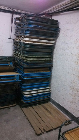 工作人員將歸還回來(lái)的床鋪簡(jiǎn)單折疊后繼續(xù)租借給下一波病人。