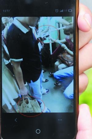男子地鐵內(nèi)用針孔攝像頭偷拍裙底被乘客識破